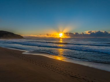 Sydney, NSW, Avustralya 'nın kuzey sahillerindeki North Palm Beach' ten gelen alçak bulut kütleli ve sisli hava gündoğumu manzaraları..