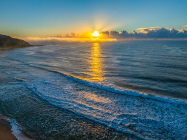 Sydney, NSW, Avustralya 'nın kuzey sahillerindeki North Palm Beach' ten gelen alçak bulut kütleli ve sisli hava gündoğumu manzaraları..
