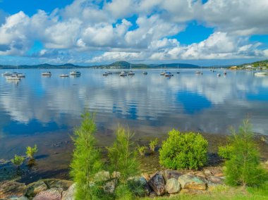 Brisbane üzerinde gündüz uçuşu düşük bulut, yansıma ve botlarla Koolewong ve Tascott 'ta merkez kıyısı, NSW, Avustralya.