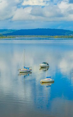 Brisbane üzerinde gündüz uçuşu düşük bulut, yansıma ve botlarla Koolewong ve Tascott 'ta merkez kıyısı, NSW, Avustralya.