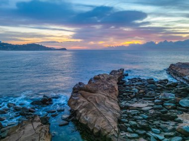Avustralya, Yeni Güney Galler 'in merkez kıyısındaki Avoca Sahili' nde sis ve yüksek bulutlar kıyı gündoğumu sahnesi.