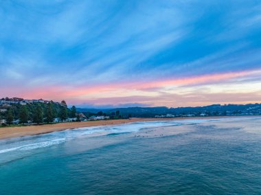 Avustralya, Yeni Güney Galler 'in merkez kıyısındaki Avoca Sahili' nde sis ve yüksek bulutlar kıyı gündoğumu sahnesi.