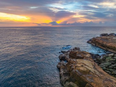 Avustralya, Yeni Güney Galler 'in merkez kıyısındaki Avoca Sahili' nde sis ve yüksek bulutlar kıyı gündoğumu sahnesi.
