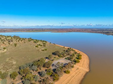 Cairn Curran Reservoir, Avustralya 'nın Victoria kentinde Baringhup, Newstead ve Welshmans Resifleri yakınlarındaki Loddon Nehri boyunca yer alan bir dinlenme ve sulama rafinerisidir..