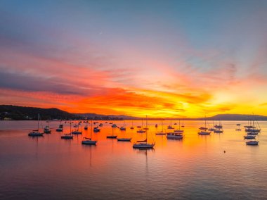 Gündoğumu ve Brisbane 'de tekneler Koolewong' da yüksek bulutlu Orta Sahilde, NSW, Avustralya.