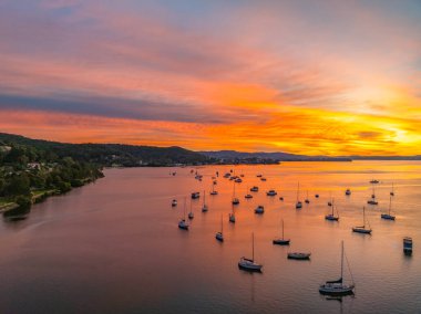 Gündoğumu ve Brisbane 'de tekneler Koolewong' da yüksek bulutlu Orta Sahilde, NSW, Avustralya.