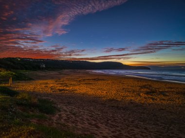 Şafak vakti deniz manzarası. Orta Sahildeki Killcare Sahili 'nde, NSW, Avustralya' da güzel bir gökyüzü bulutlarının karışımı..