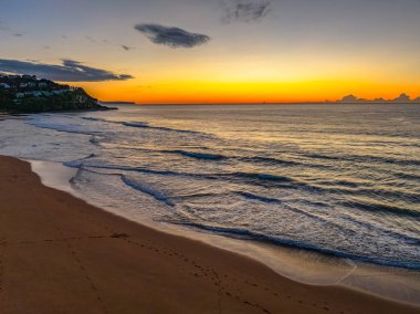 Sydney, NSW, Avustralya 'nın kuzey sahillerindeki Balina Sahili üzerinde hava gündoğumu.