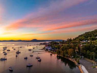 Gündoğumu ve Brisbane 'de tekneler Koolewong' da yüksek bulutlu Orta Sahilde, NSW, Avustralya.