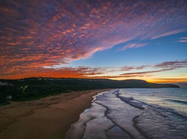 Şafak vakti deniz manzarası. Orta Sahildeki Killcare Sahili 'nde, NSW, Avustralya' da güzel bir gökyüzü bulutlarının karışımı..