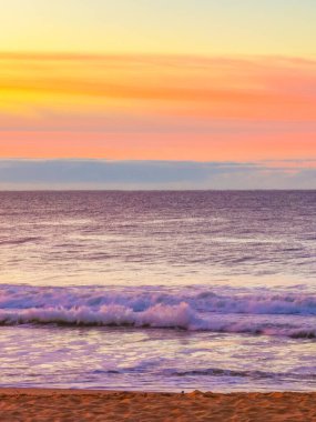 Gündoğumu deniz manzarası. Yüksek ve orta büyüklükteki bulutların karışımı. Killcare Sahili üzerinde güzel bir gökyüzü..