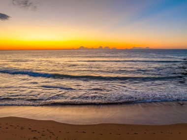 Sydney, NSW, Avustralya 'nın kuzey sahillerindeki Balina Sahili üzerinde hava gündoğumu.