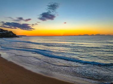 Sydney, NSW, Avustralya 'nın kuzey sahillerindeki Balina Sahili üzerinde hava gündoğumu.