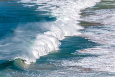 Sidney, NSW, Avustralya 'nın kuzey sahillerindeki Balina Sahili' nde dalgalar ve deniz..