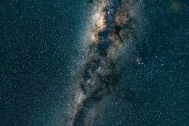 Samanyolu 'nun gece gökyüzü Blayney, Orta Batı, NSW, Avustralya' da yıldızlarla doluydu..