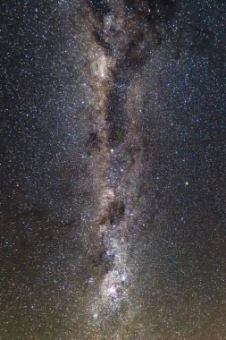 Samanyolu 'nun gece gökyüzü Blayney, Orta Batı, NSW, Avustralya' da yıldızlarla doluydu..