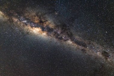 Samanyolu 'nun gece gökyüzü Blayney, Orta Batı, NSW, Avustralya' da yıldızlarla doluydu..