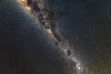 Samanyolu 'nun gece gökyüzü Blayney, Orta Batı, NSW, Avustralya' da yıldızlarla doluydu..