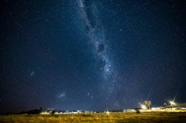 Yıldızlı Gece Gökyüzünün karanlığında Samanyolu 'nun altında Blayney, Orta NSW, Avustralya' da çekildi..