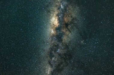 Samanyolu 'nun gece gökyüzü Blayney, Orta Batı, NSW, Avustralya' da yıldızlarla doluydu..