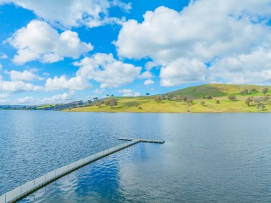 Carcoar Barajı ve bulutlu kırsal alan manzarası, Carcoar, Orta Batı, NSW, Avustralya
