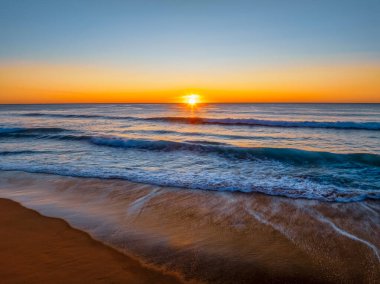 Palm Beach Gündoğumu Deniz Pelerini Sydney, NSW, Avustralya 'nın kuzey sahillerinde berrak gökyüzü.