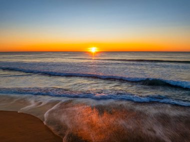 Palm Beach Gündoğumu Deniz Pelerini Sydney, NSW, Avustralya 'nın kuzey sahillerinde berrak gökyüzü.