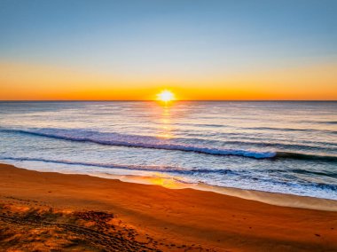 Palm Beach Gündoğumu Deniz Pelerini Sydney, NSW, Avustralya 'nın kuzey sahillerinde berrak gökyüzü.