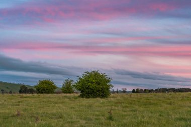 Avustralya, NSW 'nin orta batısındaki Blayney kenar mahallelerinde günbatımı ve bulutlar..