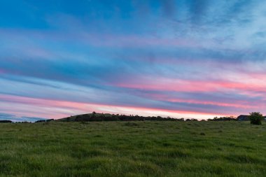 Avustralya, NSW 'nin orta batısındaki Blayney kenar mahallelerinde günbatımı ve bulutlar..
