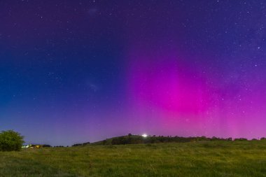 Güney Işıkları - Aurora Australis ve gece gökyüzü Blayney, Orta Batı, NSW, Avustralya 'da yıldızlarla dolu.