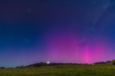 Güney Işıkları - Aurora Australis ve gece gökyüzü Blayney, Orta Batı, NSW, Avustralya 'da yıldızlarla dolu.