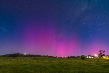 Güney Işıkları - Aurora Australis ve gece gökyüzü Blayney, Orta Batı, NSW, Avustralya 'da yıldızlarla dolu.