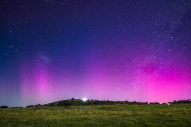Güney Işıkları - Aurora Australis ve gece gökyüzü Blayney, Orta Batı, NSW, Avustralya 'da yıldızlarla dolu.
