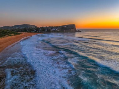 Sydney, NSW, Avustralya 'nın kuzey sahillerindeki Avalon' da kaya ve dalgalarla Sunrise Seascape.