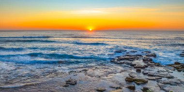 Sydney, NSW, Avustralya 'nın kuzey sahillerindeki Avalon' da kaya ve dalgalarla Sunrise Seascape.