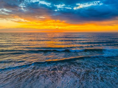 Sunrise Seascape, Sidney, NSW, Avustralya 'nın kuzey sahillerindeki Bilgola Plajı' nda..