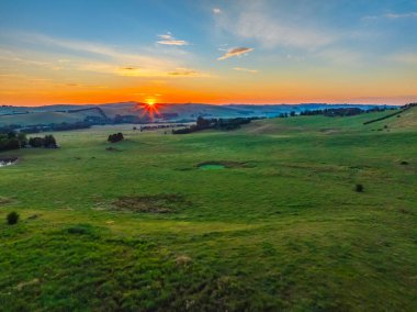 NSW, Avustralya 'nın orta batısındaki Blayney' de hava gündoğumu manzarası görülür..