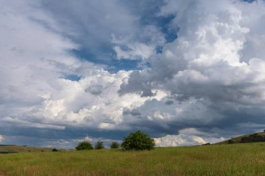 NSW, Avustralya 'nın orta batısında Blayney üzerinde etkileyici bulutlarla fırtınalı gökyüzü.
