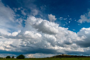 NSW, Avustralya 'nın orta batısında Blayney üzerinde etkileyici bulutlarla fırtınalı gökyüzü.