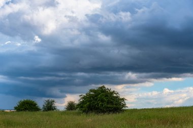 NSW, Avustralya 'nın orta batısında Blayney üzerinde etkileyici bulutlarla fırtınalı gökyüzü.