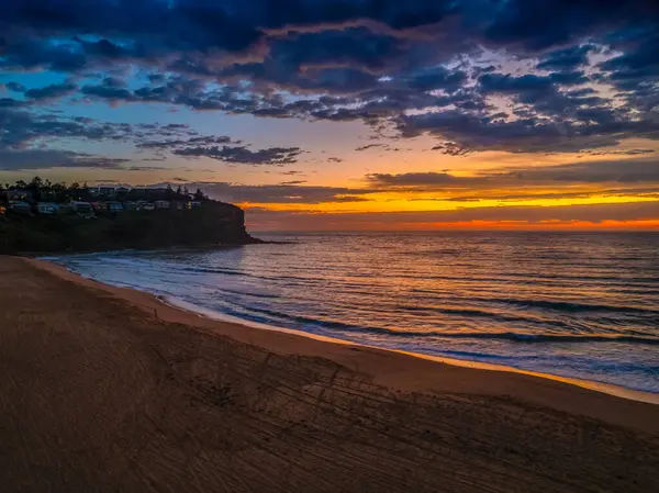 Sunrise Seascape, Sidney, NSW, Avustralya 'nın kuzey sahillerindeki Bilgola Plajı' nda..