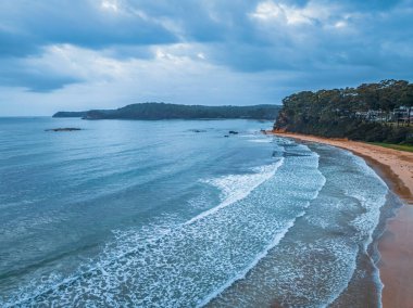 Denhams Sahili 'nde bulutlarla kaplı gündoğumu deniz manzarası, Avustralya' nın NSW 'nin güney kıyısında BatemansBay.
