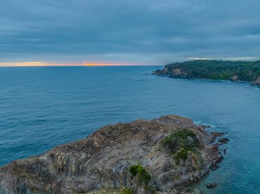 Gündüz vakti Avustralya, NSW 'nin güney kıyısındaki Gerilla Körfezi' nde deniz manzarası.