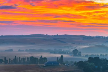 Central West, New South Wales, Avustralya 'daki Church Hill Rotary Lookout' dan Blayney üzerinde gün doğumu manzarası.