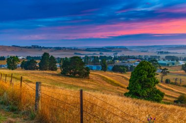 Central West, New South Wales, Avustralya 'daki Church Hill Rotary Lookout' dan Blayney üzerinde gün doğumu manzarası.