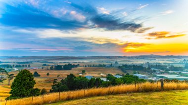 Central West, New South Wales, Avustralya 'daki Church Hill Rotary Lookout' dan Blayney üzerinde gün doğumu manzarası.