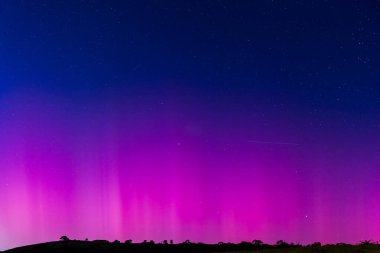Güney Işıkları - Aurora Australis ve şafak öncesi gece gökyüzü Blayney, Orta Batı, NSW, Avustralya 'da pembe çizgilerle doluydu..