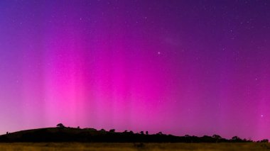 Güney Işıkları - Aurora Australis ve şafak öncesi gece gökyüzü Blayney, Orta Batı, NSW, Avustralya 'da pembe çizgilerle doluydu..