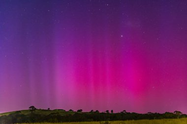 Güney Işıkları - Aurora Australis ve şafak öncesi gece gökyüzü Blayney, Orta Batı, NSW, Avustralya 'da pembe çizgilerle doluydu..